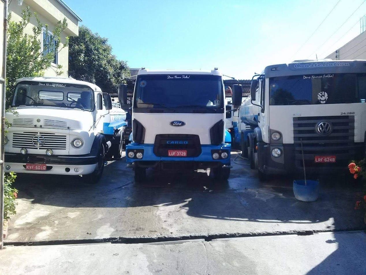 três caminhões da frota da empresa água doce, da esquerda o caminhão de 10.000lts, no meio caminhão de 15.000lts e o caminhão da direita com 20.000Lts