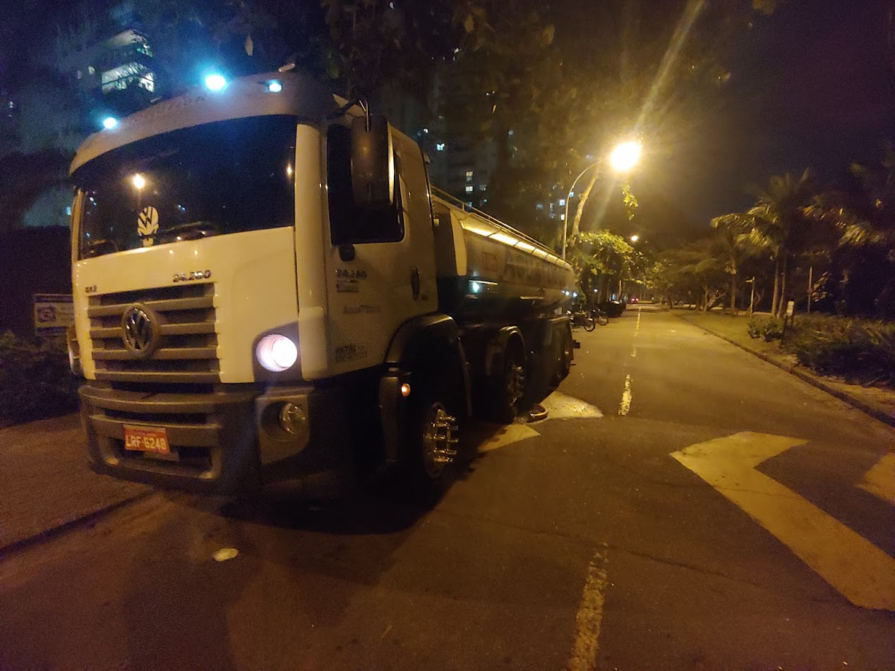 Foto do caminhão a noite aguardando autorização para entrar no condomínio e executar o serviço