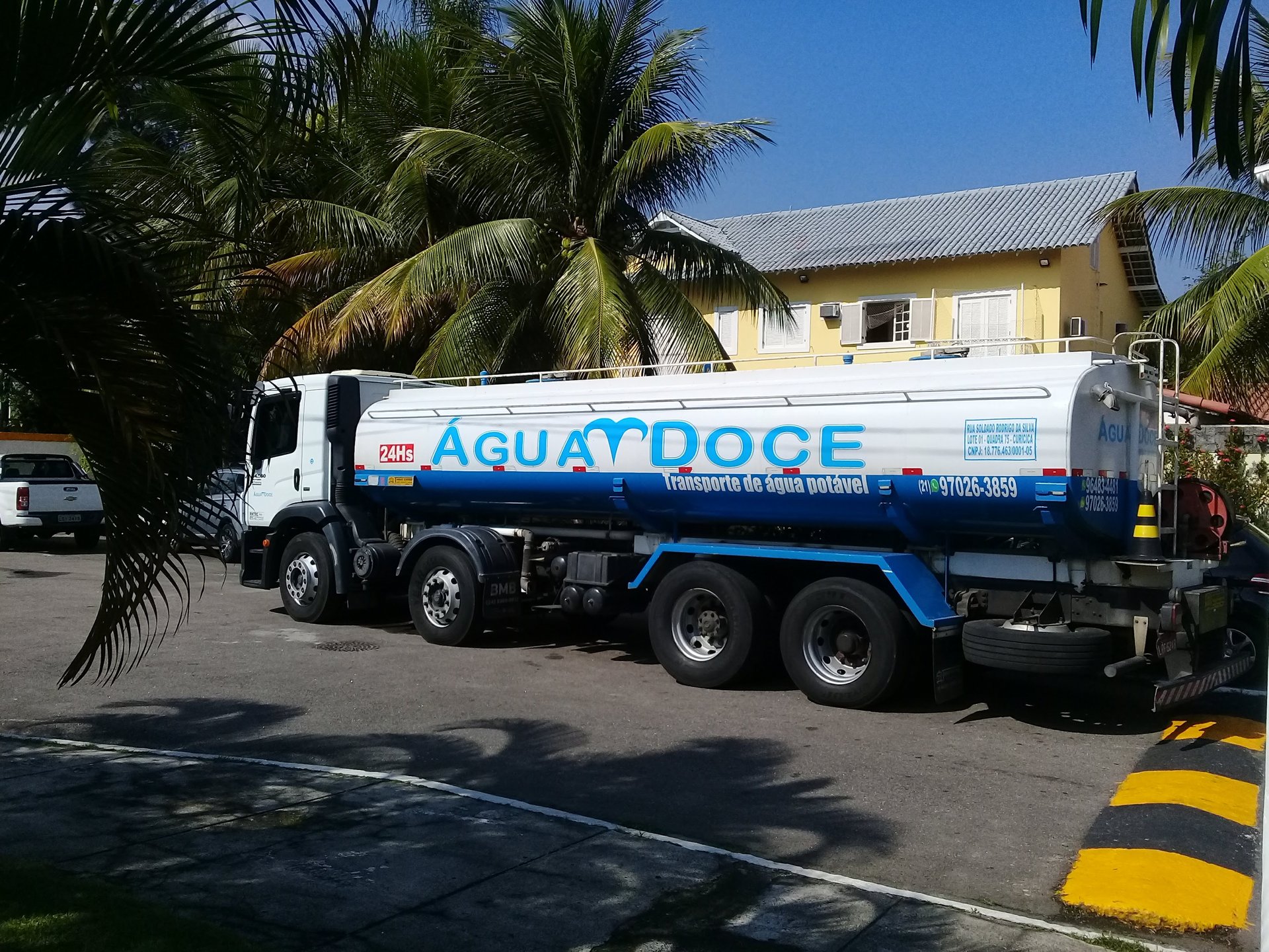 Caminhão-pipa para abastecimento de piscinas e cisternas em residências de condomínios. Nossos clientes atestam a excelência da qualidade da nossa água