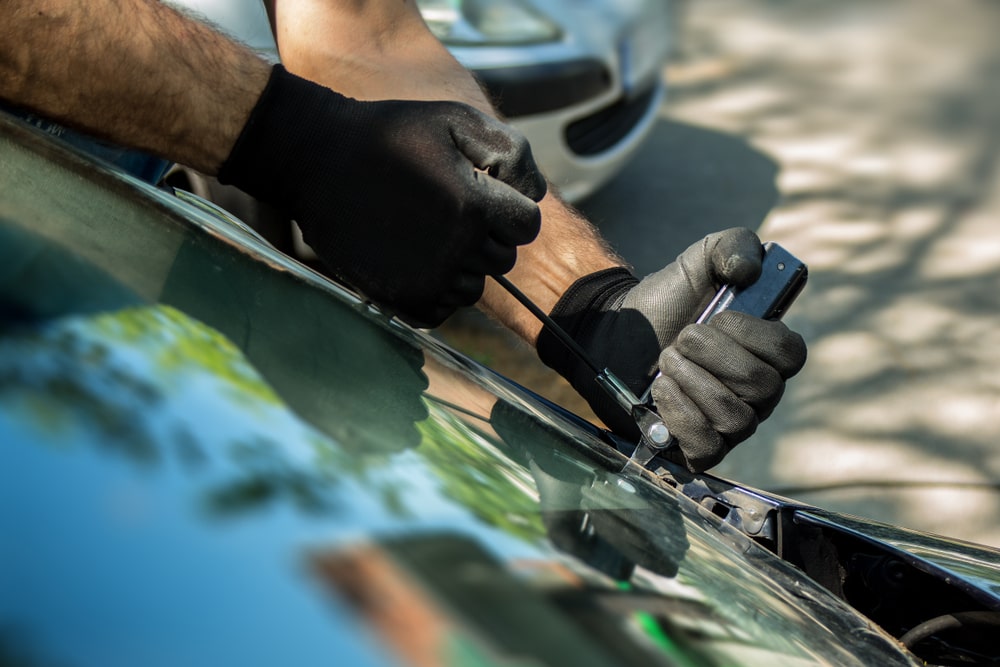 Auto Glass technician expertly handling auto glass repair in New Orleans