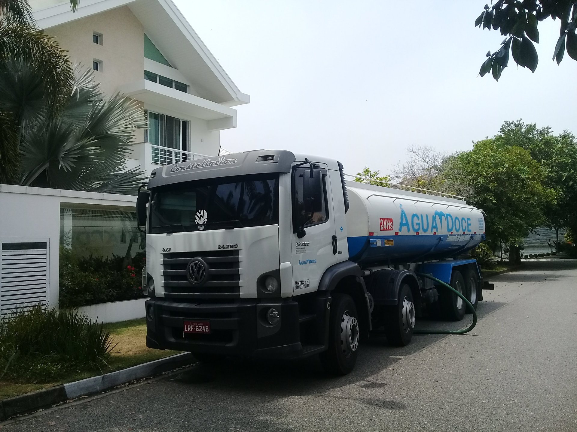 Caminhão pipa de 20.000lts abastecendo residência em condomínio na Barra da Tijuca